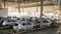Nissan v rámci rozsáhlých škrtů rozhodl o zavření jedné ze svých historických továren, tisíce lidí čeká vyhazov