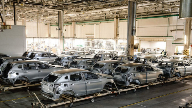 Nissan v rámci rozsáhlých škrtů rozhodl o zavření jedné ze svých historických továren, tisíce lidí čeká vyhazov