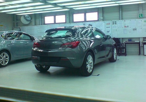 Nový Opel Astra GTC: model 2012 přistižen bez špetky maskování
