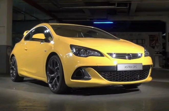 Opel Astra OPC 2012: žlutý ranař poprvé na videu