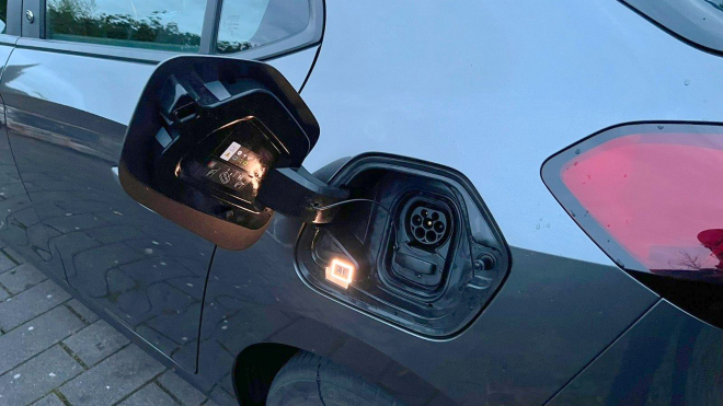 600 tisíc Kč za 4 roky, přes půl milionu za 18 000 km. Propad hodnoty je i u „levných” elektromobilů extrémní