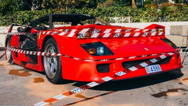 Na ohořelé Ferrari F40 odstavené na ulici po monackém požáru je smutný pohled