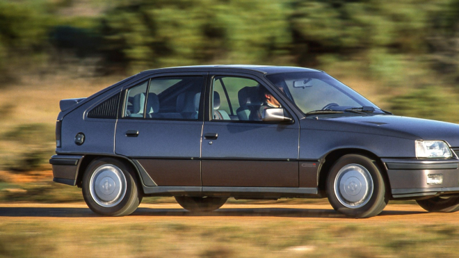 Starý hranatý Opel na sprintech kazí dny všem, s akcelerací z 200 na 300 km/h za 6 s je k neporažení