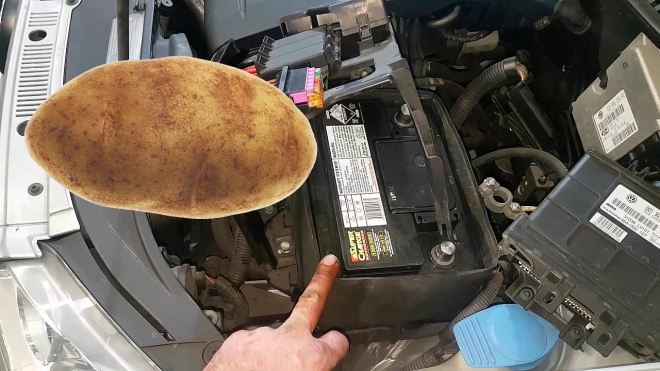 Je skutečně možné auto s vybitou baterií v nouzi „oživit” pomocí obyčejné brambory?
