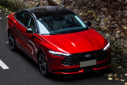 Ford Mondeo v novém se začal prodávat a je tak levný, že automobilka radši tají, jak výhodná nabídka to je