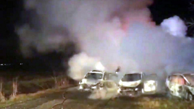 Itálie zažila loupež jako z filmu. Zloději na dálnici zapálili 12 aut, aby zastavili obrněný vůz