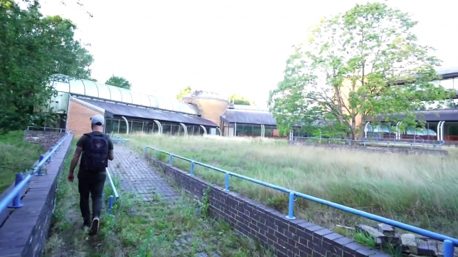 Rozsáhlé podzemní prostory opuštěné budovy skrývaly desítky aut za miliony