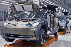 Už i Němci chápou: „Automobilky kvůli elektromobilům uvízly v katastrofální spirále ztrát.” Uniknout z ní nebude snadné