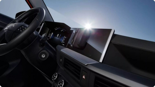 Základní Fronteře vzali středový displej a nahradili ho tímto. Prý je to zlé, není to ale nakonec jen únik před nechtěnou modernou?