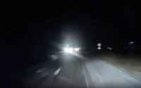 Opilec sedící uprostřed noční silnice nezaskočí jedině Rusa (video)