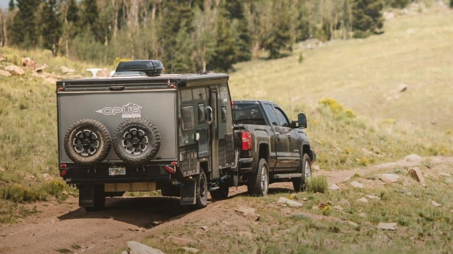 První hybridní karavan se na pohled zdá prťavý, po zastavení ale ukáže, co dovede