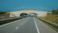 Uprostřed Německa už 9 let chátrá 17,6 kilometru úplně nové dálnice, nikdy po ní neprojelo ani auto
