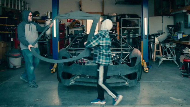 Otci se synem, kteří doma roky staví kopii Lamborghini, dala automobilka skutečný Aventador