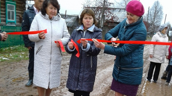 V Rusku slavnostně otevřeli novou silnici, jen silnice u toho chyběla