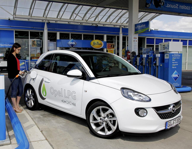 Opel Adam LPG: nejmenší Opel dostal druhou nádrž, dojezd činí až 1 200 km