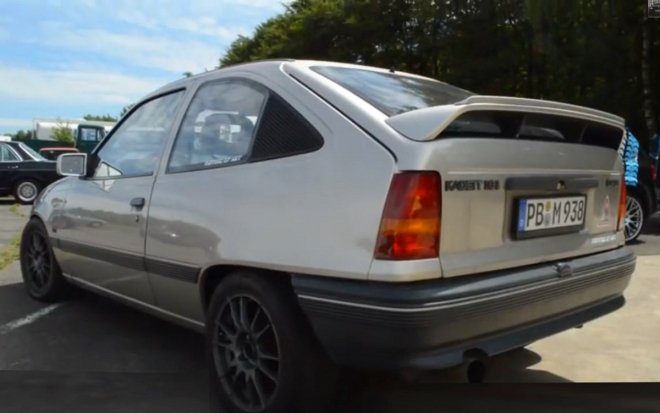 Nevinně vyhlížející Opel Kadett poráží ve sprintu Ferrari 458 a 911 Turbo (video)