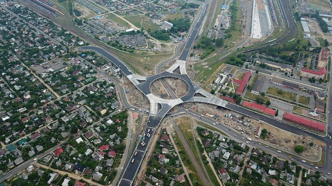 V Bělorusku vybudovali obří kruhový objezd, stojí nad několika dalšími silnicemi