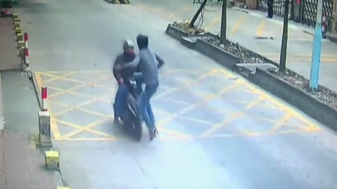 Zloděj na skútru sebral telefon řidiči kamionu, vybral si ale toho špatného (video)