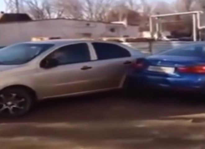Opilý český policista je nedostižný. I parkující zpitá Ruska nabourala „jen” 17 aut (video)