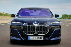 Elone, jsi v tom sám, vzkazují do Ameriky německé značky po vyřazení výbavy, která z BMW 7 dělala tuhle ošklivku