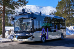 Ve Švédsku nasadili do služby turecký autobus bez řidiče, havaroval hned první den v provozu