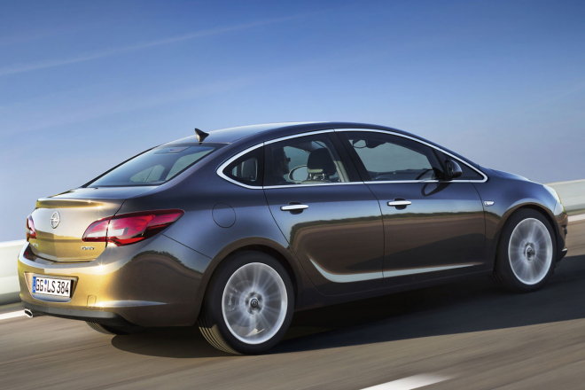 Opel Astra Sedan 2012 zná své ceny, připlácí se různě