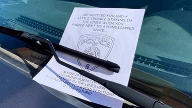 Policisté se kreativně pokouší napravit špatně parkující řidiče i jinak než pokutami