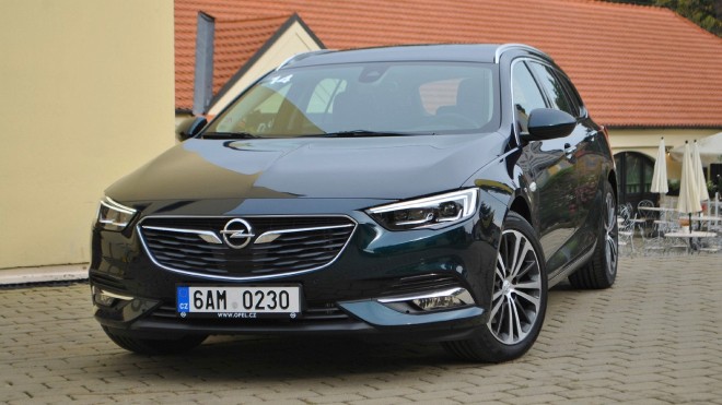 Poprvé jsme si osahali nový Opel Insignia kombi. Škoda Superb má o vrásku víc