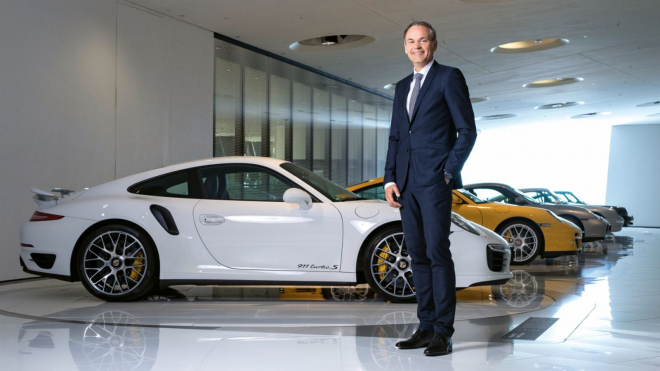 VW na tom musí být hodně špatně, když kvůli úsporám zakázal manažerům služební Porsche, ti jej za to žalují