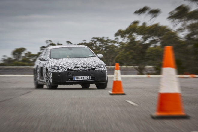 Nový Opel Insignia prý bude sportovnější, zaručit to mají testy na Ringu (+ videa)