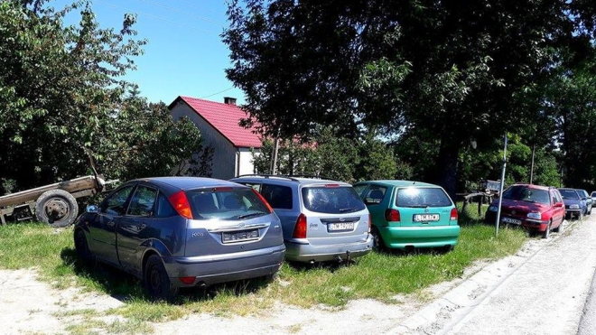 Záhada polské vesnice zaujala svět. Je plná opuštěných aut, o která nikdo nestojí