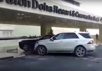 Takhle to dopadne, když se řidič opije v zemi, kde je alkohol zakázaný (video)