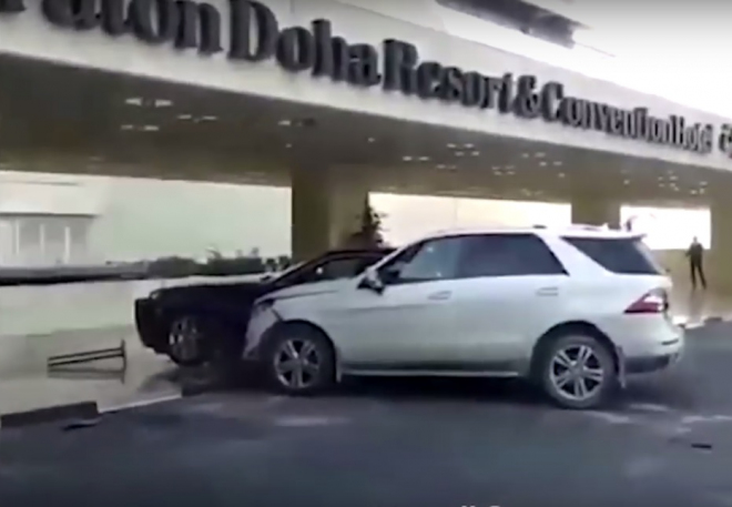 Takhle to dopadne, když se řidič opije v zemi, kde je alkohol zakázaný (video)