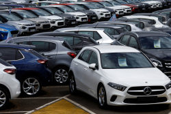 Žně skončily. Automobilky přiznávají, že prodeje už se začaly propadat, vrátit se mohou léta nevídané slevy
