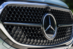 Mercedes potichu změnil své ikonické logo, náhrada je smutným symbolem lacinosti, která stíhá celý obor