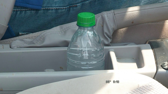 Dávejte pozor, co necháváte v létě v autě, i obyčejná láhev s vodou ho může zapálit