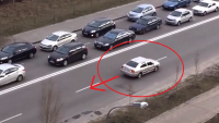 Tento muž vám ukáže, jak legálně objet zácpu před křižovatkou (video)