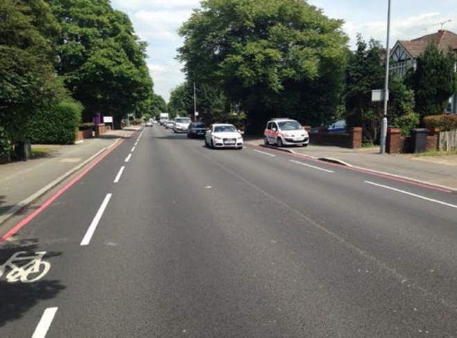 Londýn zrušil čáry na některých silnicích. Řidiči jezdí pomaleji, ale řeší to něco?
