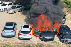 Čínský elektromobil shořel na parkovišti po ujetí pouhých 1 000 km. Žár byl tak silný, že zapálil dalších sedm aut okolo