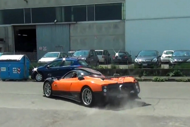 Politicky zaručeně nekorektní jízda testovacího pilota Pagani po silnicích v okolí firmy (video)
