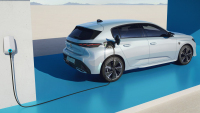 Technický šéf Stellantisu přiznal, že elektromobily vůbec nejsou „udržitelné”, na to jsou příliš těžké