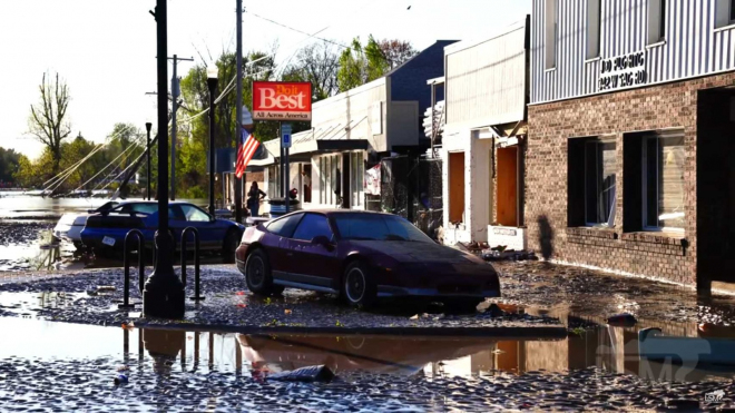 Voda z protrhnuté přehrady zasáhla město, nešťastně zničila i neobvyklou sbírku aut