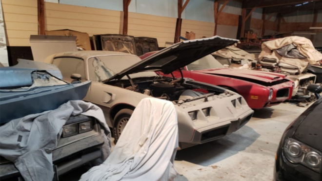 Obyčejný pošťák dal potají dohromady úctyhodnou sbírku aut, odhalila ji až jeho smrt