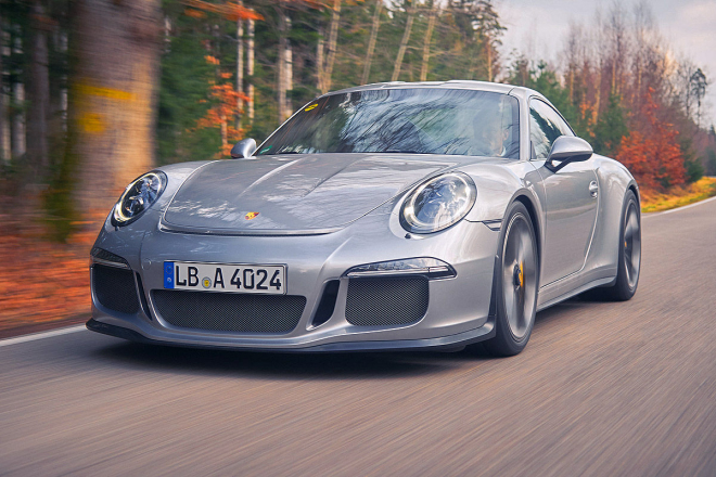 Porsche 911 R ve stříbrné bez „rychlých pruhů“ vypadá jako tovární sleeper
