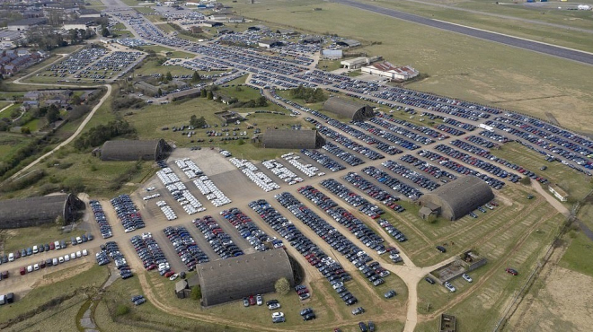 Letiště přeplněné úplně novými auty ukazuje, jak hluboko v Evropě padly jejich prodeje
