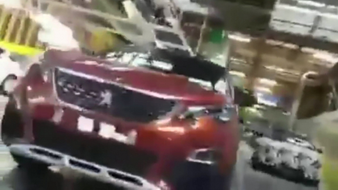 Peugeot 3008 natočen bez maskování v továrně, odhaluje zbytek podoby (video)