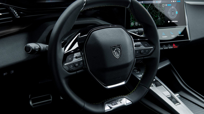 Trh se sportovními auty se zhroutil, říká manažer Peugeotu, zapomněl ale, s jakými