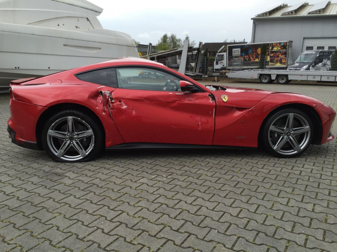 Kupte si tohle Ferrari F12 Berlinetta, stojí pouze 2 miliony Kč. Je ho ale jen půlka