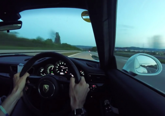 Podívejte se, jak vypadá 320 km/h v „čistém” Porsche 911 R na Autobahnu (video)
