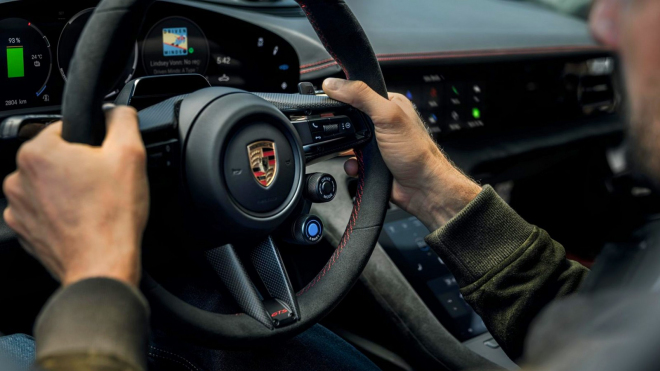 Porsche v zoufalosti přidalo svému největšímu propadáku kompletně falešné řazení, nic neukazuje bezradnost automobilek lépe